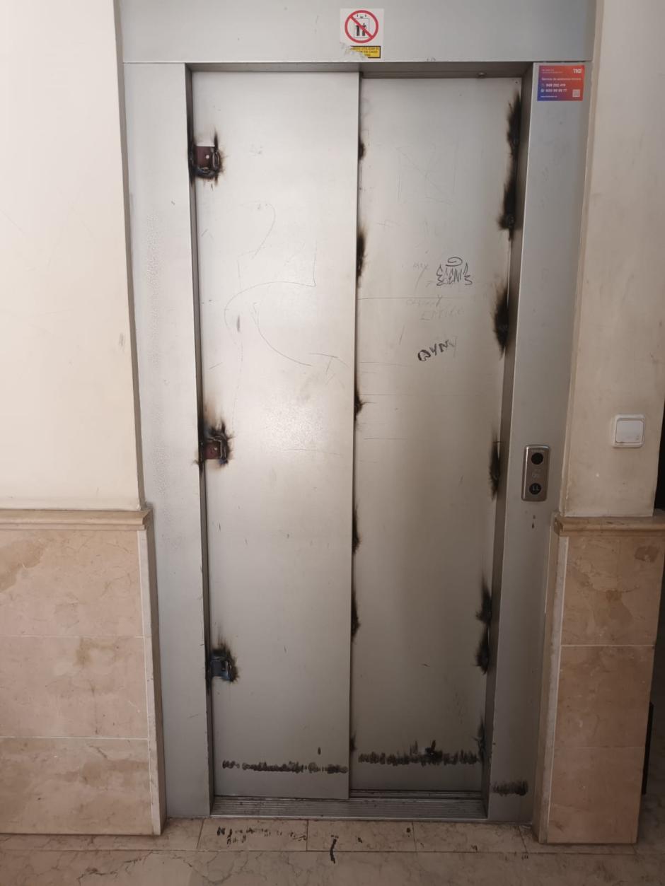 Las puertas de los ascensores han sido soldadas para evitar robos