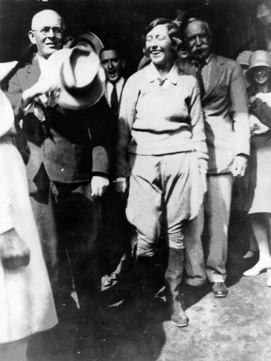 Amy Johnson saluda a la multitud tras aterrizar en Cloncurry, 1930