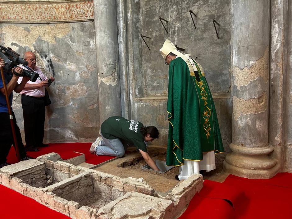 Una peregrina y el cardenal Omella ponen la primera piedra en la misa de envío