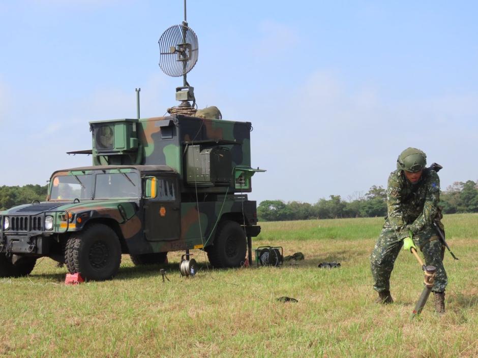 Los sistemas de comunicación terrestres y satelitales son fundamentales para las operaciones de los ejércitos modernos