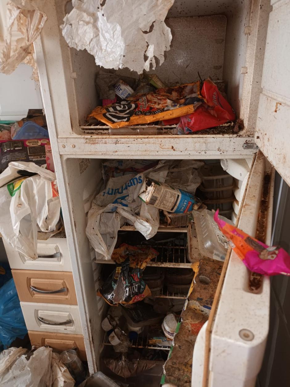 Así quedó el frigorífico de uno de los pisos que ha sido limpiado y desinfectado recientemente