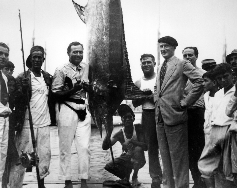 Hemingway al lado de un pez espada en La Habana en 1934