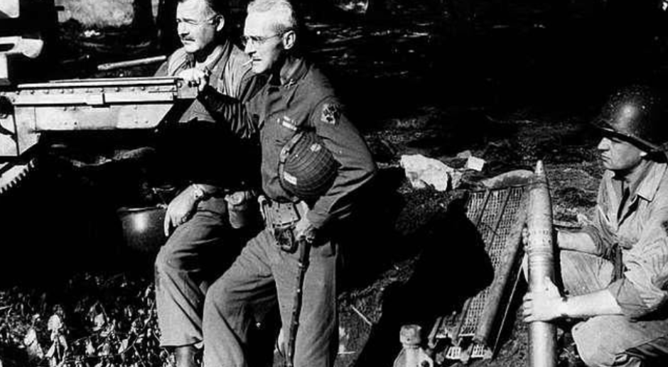 Hemingway junto a Buck Lanham en el frente de la II Guerra Mundial