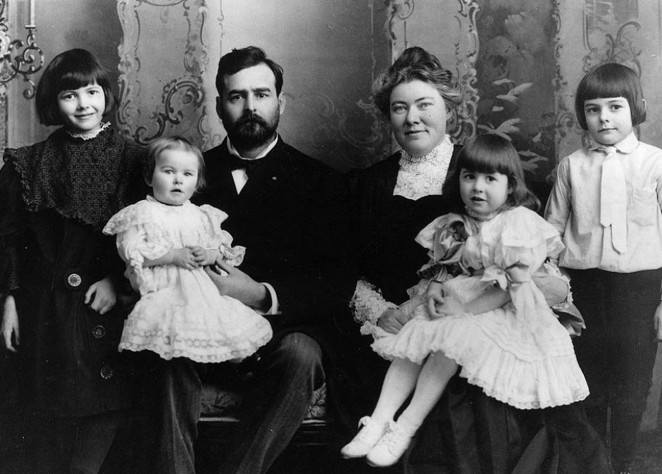 Hemingway, a la derecha, junto a su familia