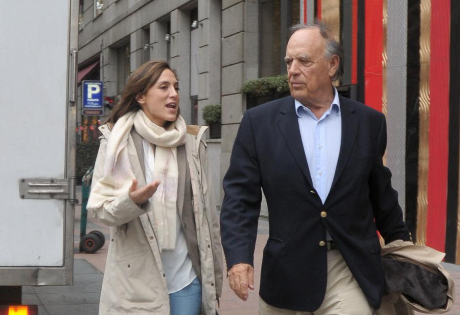 EL MARQUES DE GRIÑON, CARLOS FALCO CON SU HIJA TAMARA FALCO POR LAS CALLES DE MADRID
13/12/2011
MADRID