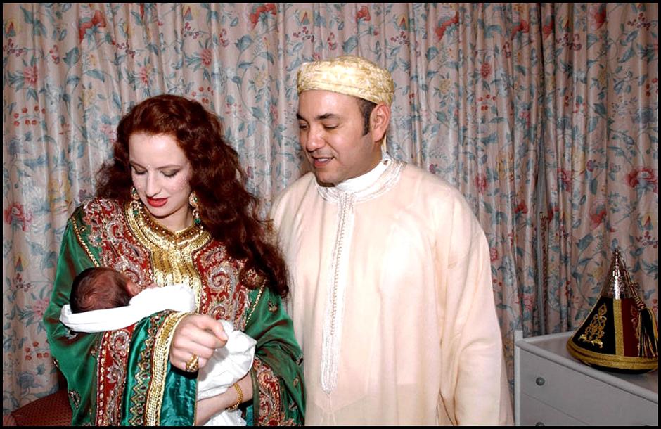 EL REY MOHAMMED VI DE MARRUECOS POSA CON SU MUJER LA PRINCESA LALLA SALMA Y SU HIJO EL PRINCIPE MOULAY HASSAN EN EL PALACIO REAL
© Palais Royal/Balkis Press /ABACA. 45680-1/KORPA *** Local Caption *** © Palais Royal/Balkis Press /ABACA. 45680-1. Rabat-Morocco. 15/05/2003. King Mohammed VI of Morrocco pose with his wife Her Royal Higness Princess Lalla Salma and their newborn Crown Prince Moulay Hassan.