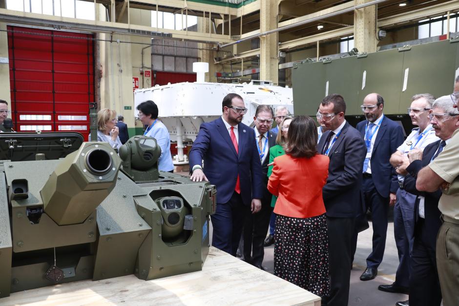 Un momento de la visita de la ministra de Defensa a la fábrica de Santa Bárbara
