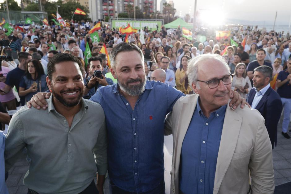 El presidente de Vox, Santiago Abascal (c), acompañado por el secretario general, Ignacio Garriga (i) y el diputado, Juanjo Aizcorbe, en Barcelona