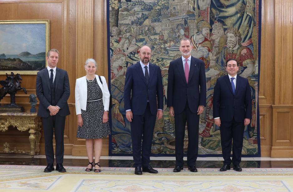 Don Felipe y el presidente del Consejo Europeo, acompañados del ministro de Asuntos Exteriores, UE y Coooperación de España, la secretaria general del Consejo de la UE y del Consejo Europeo, y el jefe de gabinete del presidente del Consejo Europeo