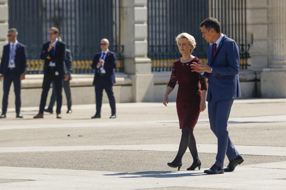 El presidente del Gobierno, Pedro Sánchez, conversa con la presidenta de la Comisión Europea, Ursula von der Leyen, a su llegada al Museo de las Colecciones Reales