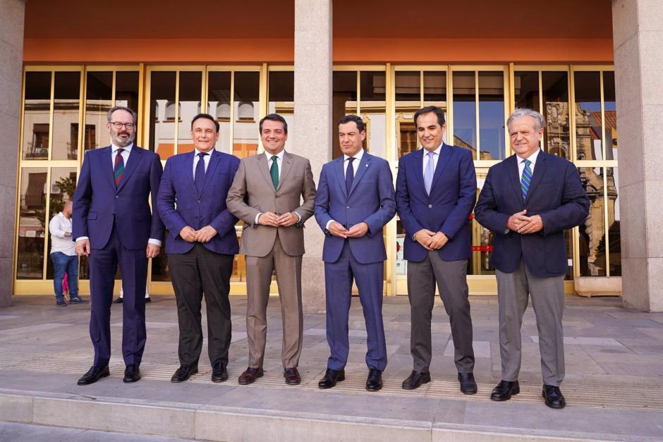 El presidente de la Junta de Andalucía, Juanma Moreno (tercero por la dcha.), en su visita al Ayuntamiento de Córdoba