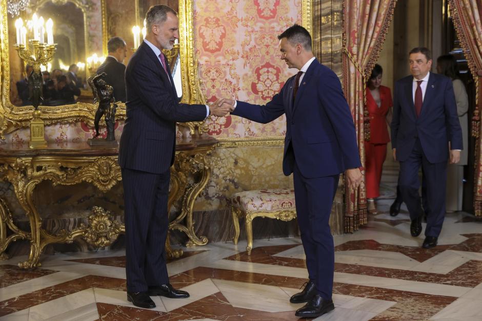 MADRID, 03/07/2023.- El rey Felipe VI (i) saluda al ministro de Industria, Comercio y Turismo, Héctor Gómez (d), tras la reunión del Colegio de Comisarios de la UE, este lunes en Madrid. España preside este semestre el Consejo de Ministros de la Unión Europea. EFE/ Kiko Huesca POOL