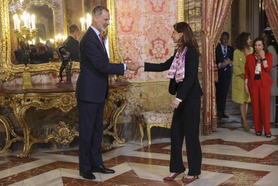 MADRID, 03/07/2023.- El rey Felipe VI (i) saluda a la ministra de Justicia, Pilar Llop (c), tras la reunión del Colegio de Comisarios de la UE, este lunes en Madrid. España preside este semestre el Consejo de Ministros de la Unión Europea. EFE/ Kiko Huesca POOL