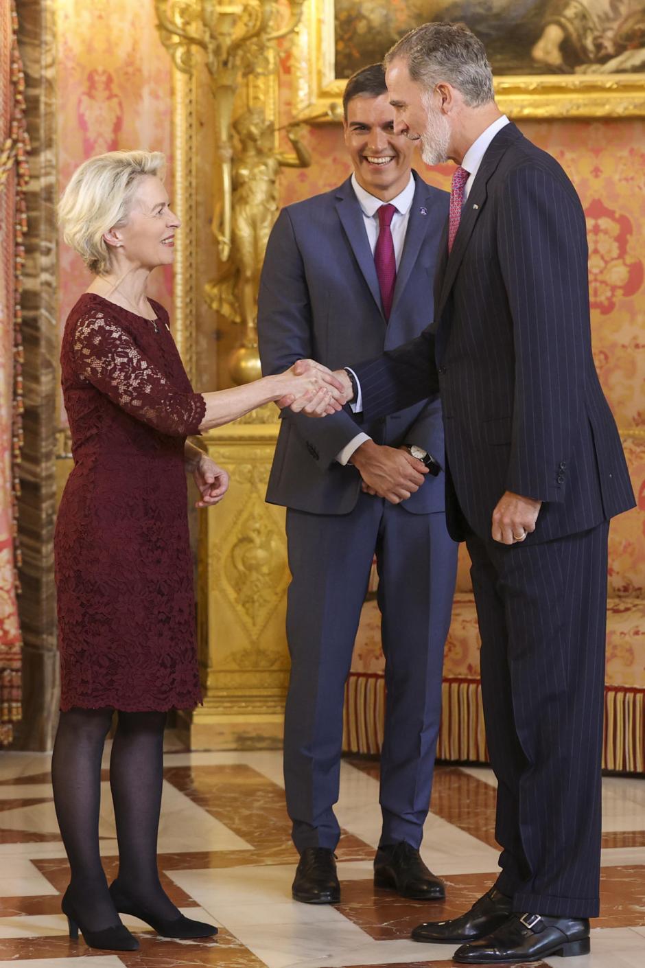 MADRID, 03/07/2023.- El rey Felipe VI (d) saluda a la presidenta de la Comisión Europea, Ursula Von der Leyen (i), en presencia del presidente del Gobierno, Pedro Sánchez (c), tras la reunión del Colegio de Comisarios de la UE, este lunes en Madrid. España preside este semestre el Consejo de Ministros de la Unión Europea. EFE/ Kiko Huesca POOL