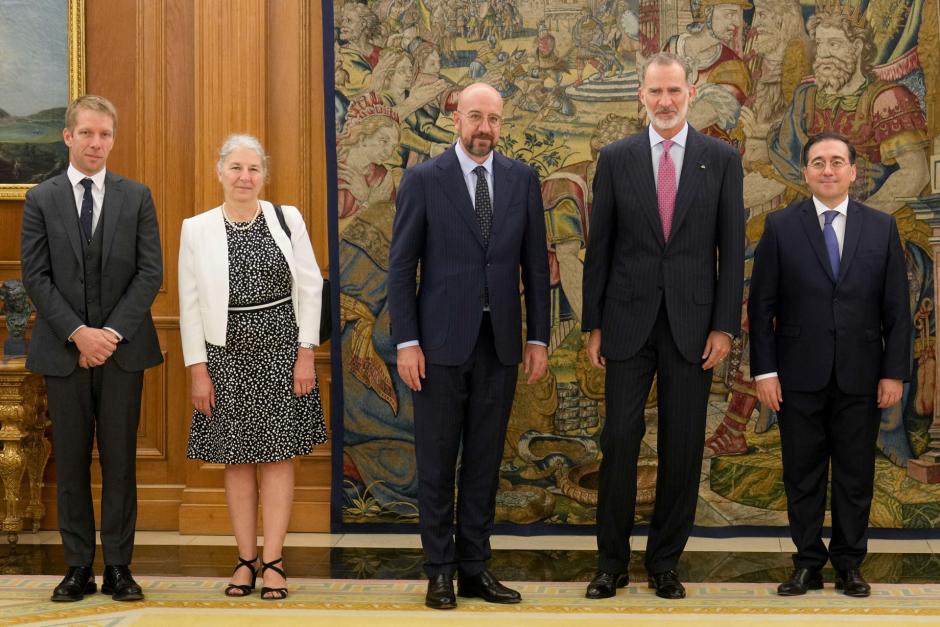 MADRID, 03/07/2023.- El rey Felipe VI (2d) y el presidente del Consejo Europeo, Charles Michel (3i), posan junto al jefe de gabinete del presidente del Consejo Europeo, Frédéric Bernard (i), la secretaria general del Consejo de la UE y del Consejo Europeo, Thérèse Blanchet (2i), y al ministro español de Asuntos Exteriores, José Manuel Albares (d), en el marco de un encuentro del monarca con Michel, este lunes, en el Palacio de la Zarzuela. España preside este semestre el Consejo de Ministros de la Unión Europea. EFE/ Borja Sánchez Trillo