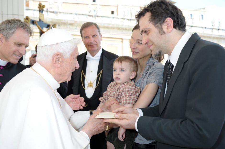 Chiara, Enrico y Francesco saludan al Papa emérito Benedicto XVI tras la audiencia general