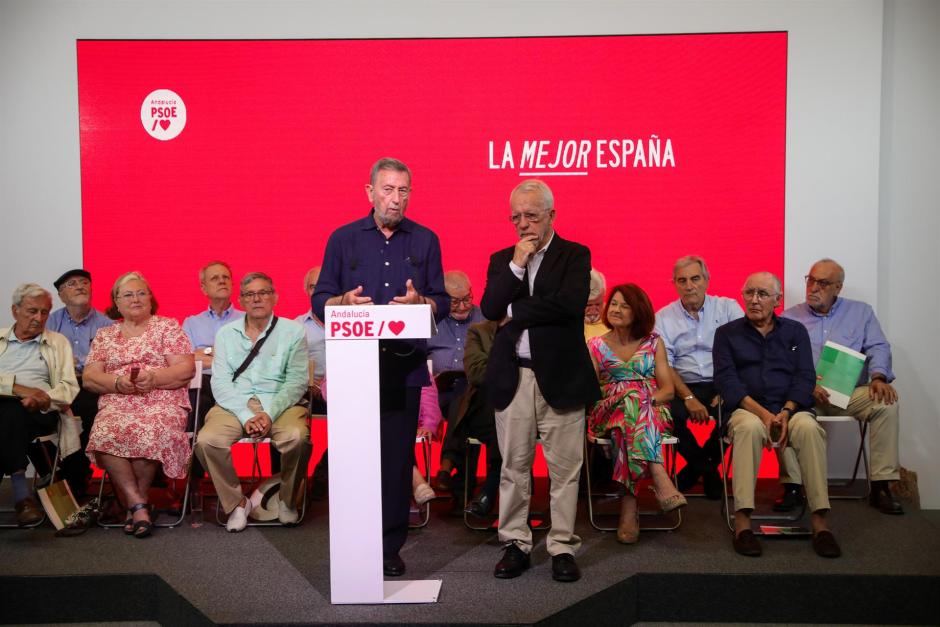 El autor del manifiesto en defensa de Pedro Sánchez, Manuel Gracia, y el presidente del PSOE andaluz, Manuel Pezzi