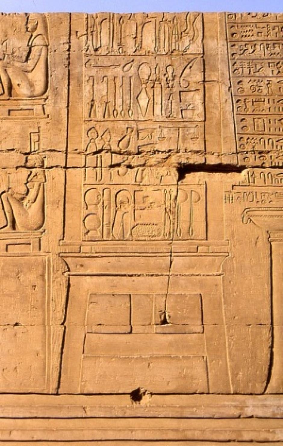 Relieve con parturienta e instrumental quirúrgico del templo de Kom Ombo