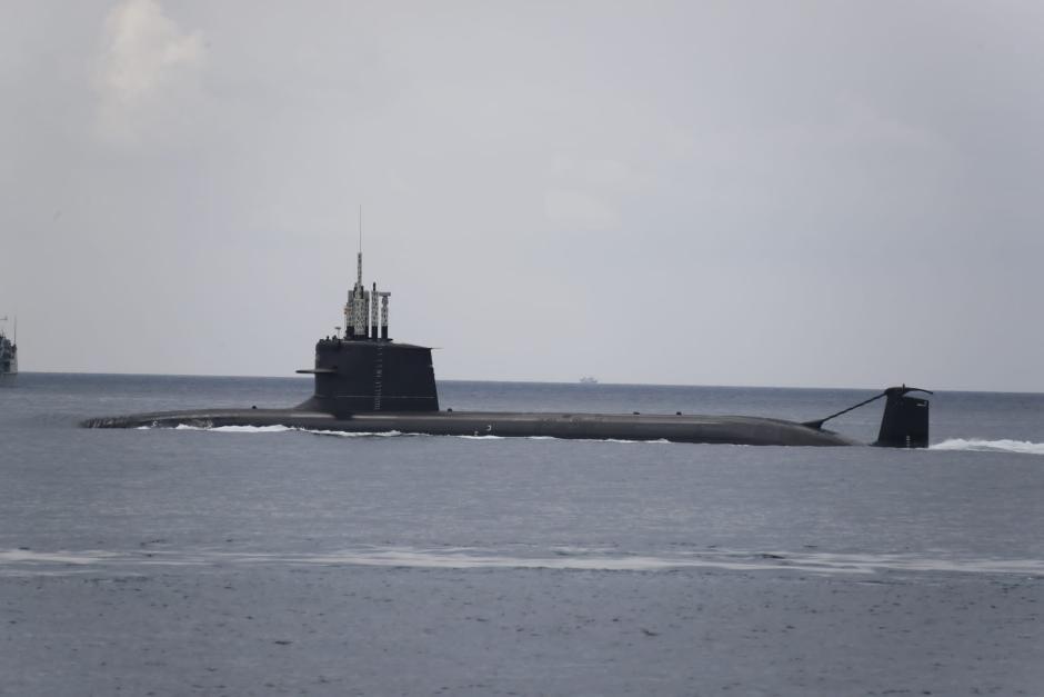 El submarino S-81 navega en la playa de Indio Chico, en Cartagena