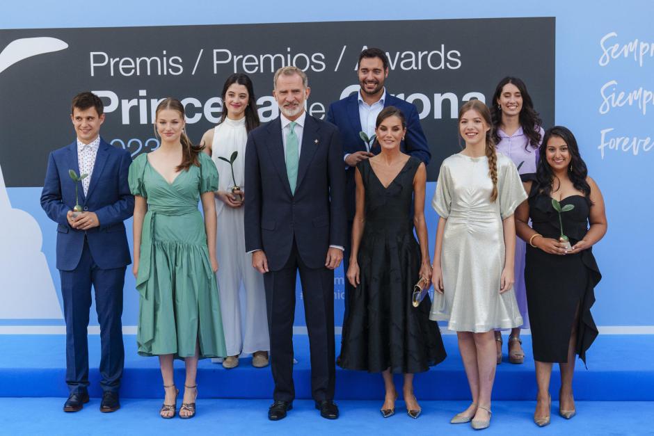 La Familia Real posa junto a los cinco premiados por la Fundación Princesa de Gerona