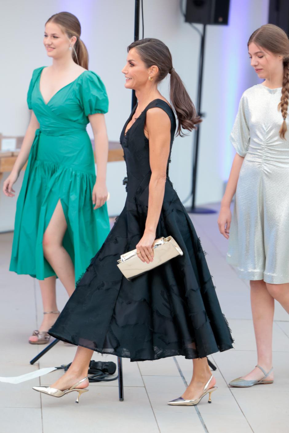 La Reina Letizia ha escogido para la ocasión un vestido negro midi de H&M que ha combinado con un bolso y salones a juego