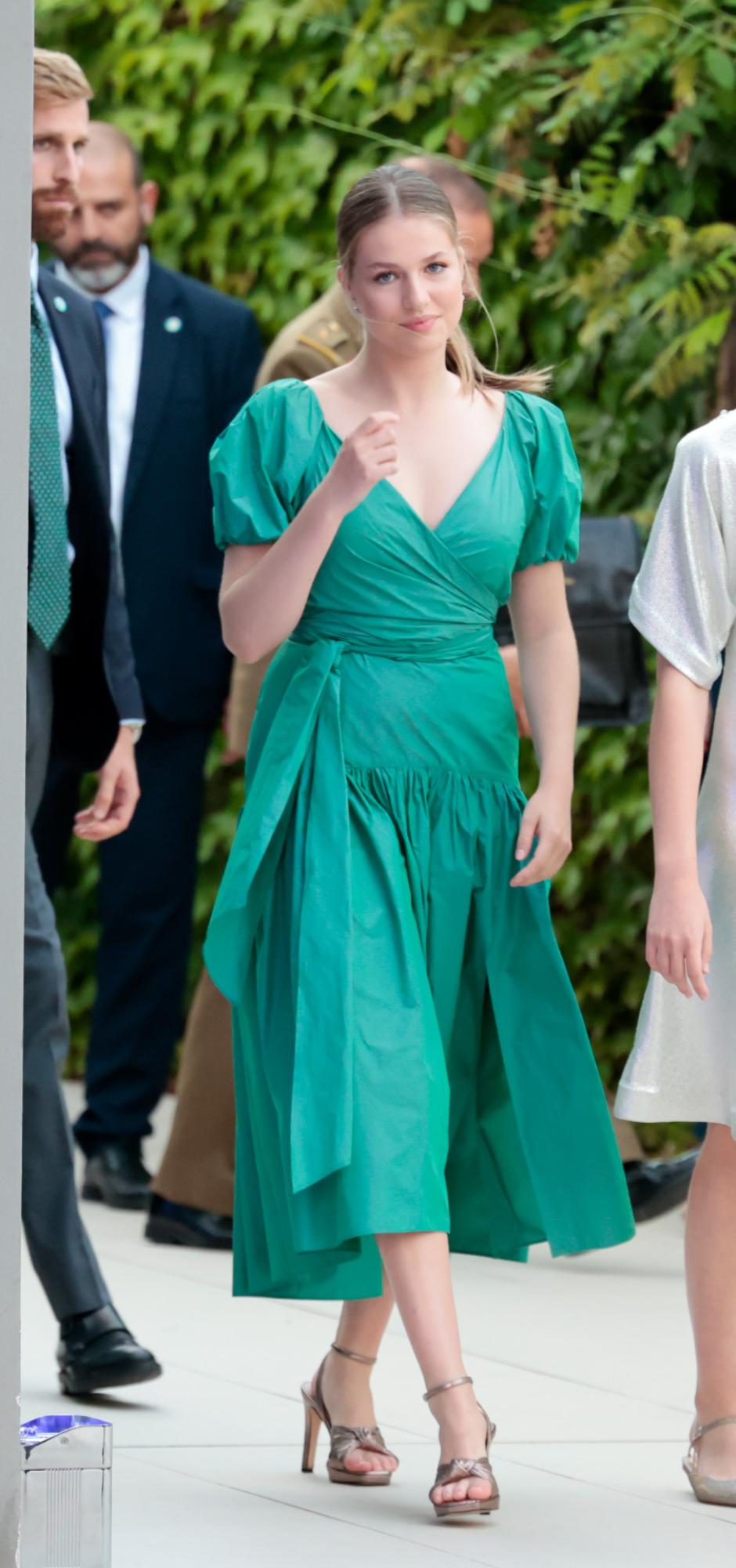 La Princesa Leonor apostó por un vestido de dos piezas en turquesa, el mismo color de la corbata del Rey Felipe XVI