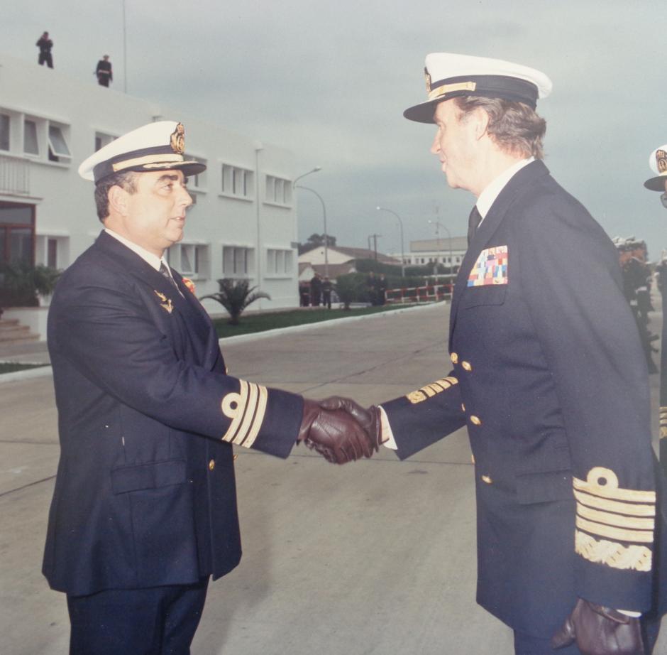 El Capitán de Navío junto a SN el Rey Juan Carlos I