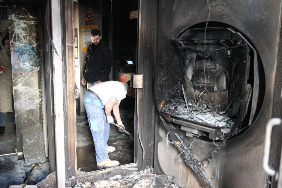 Una sucursal bancaria quemada en Madrid, tras la muerte del mantero Mbayé
