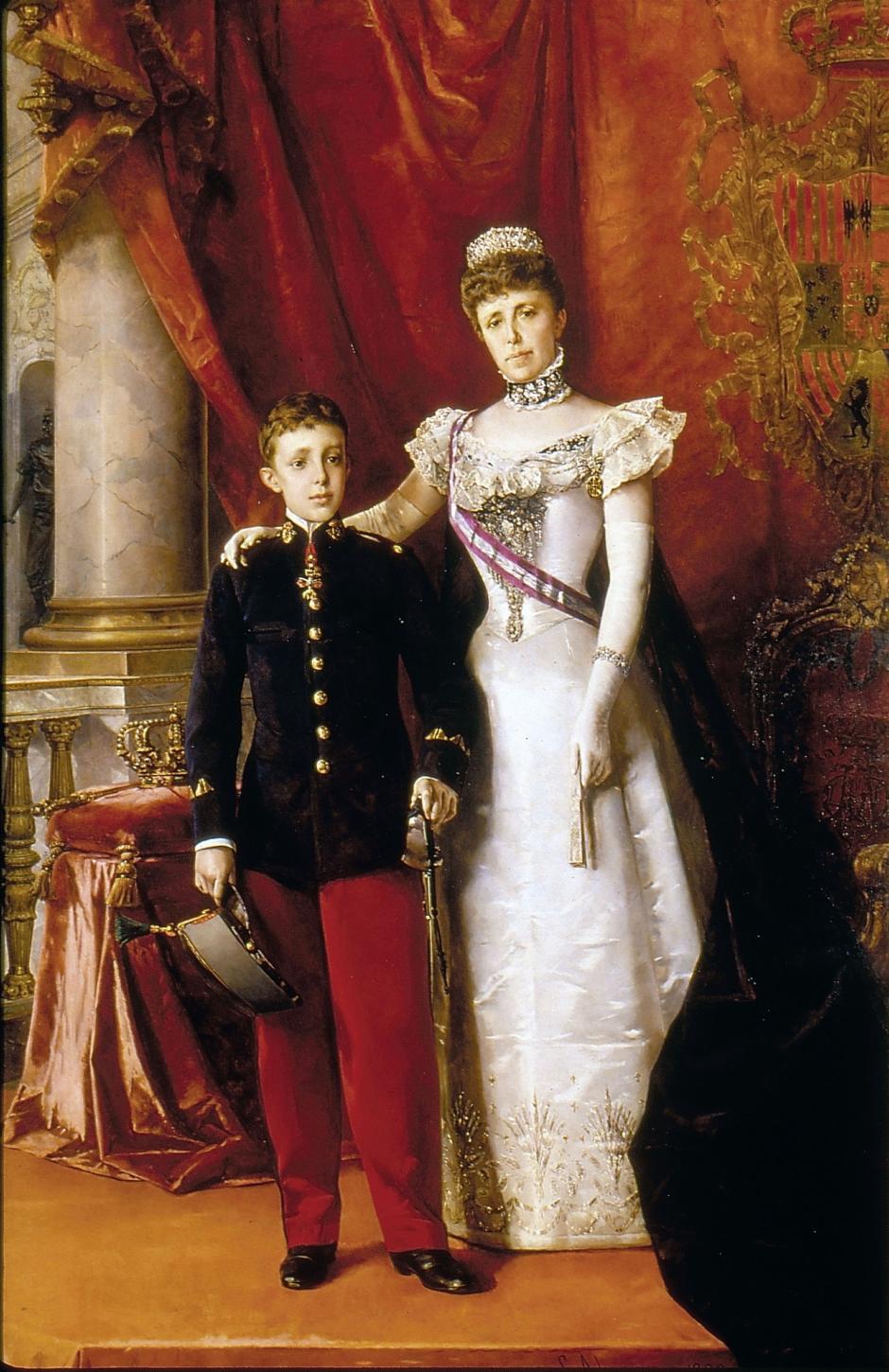 La Reina regente María Cristina con un jovencísimo Alfonso XIII de uniforme