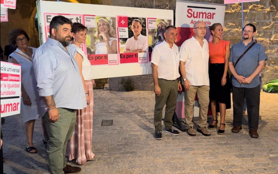 El candidato número uno de Sumar al Congreso de los Diputados por Córdoba, Enrique Santiago (centro), en el acto de inicio de la campaña electoral del 23J, junto a miembros de las candidaturas a Congreso y Senado