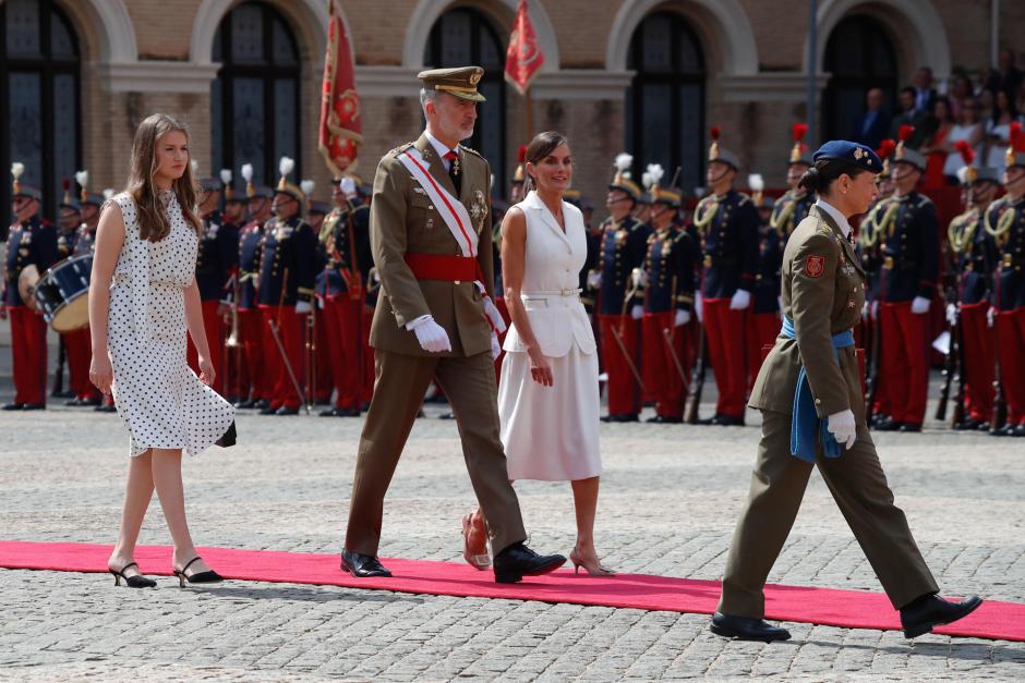 Los Reyes Felipe y Letizia junto a la princesa Leonor, a su llegada a la Academia General Militar de Zaragoza