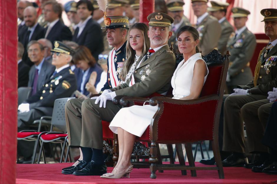 Los Reyes y Doña Leonor, con el director general de la Academia General Militar de Zaragoza, Manuel Pérez López