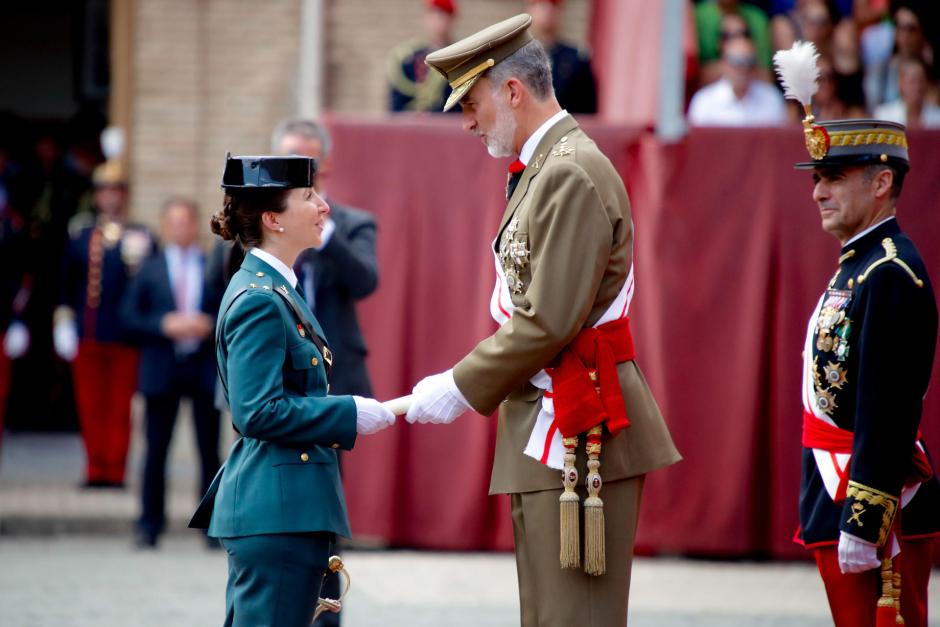 El Rey Felipe durante la entrega de despachos en la Academia General Militar de Zaragoza