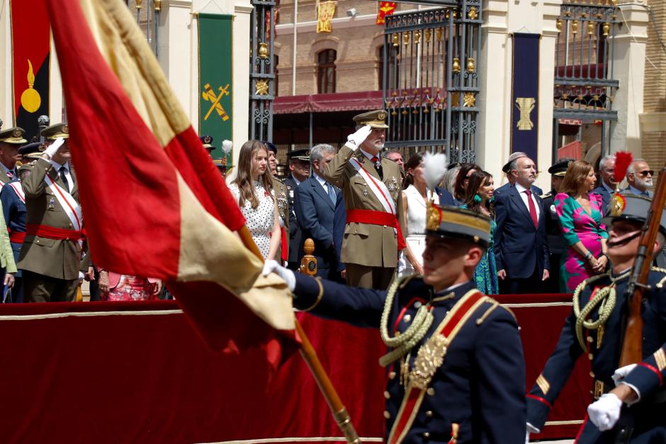 Los Reyes y la Princesa saludan al paso de la bandera de España en la Aacdemia de Zaragoza