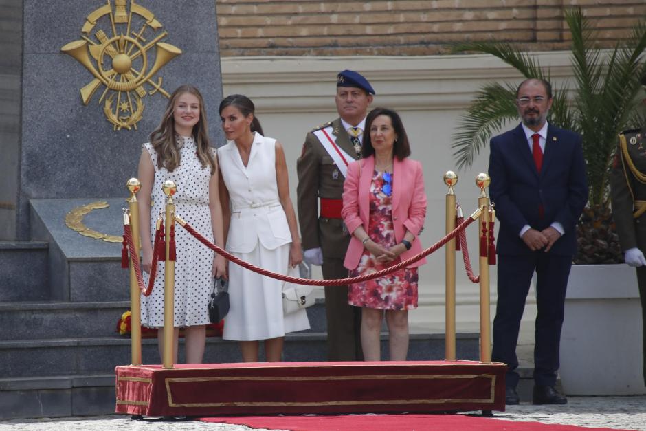 La Reina Letizia conversa con la Princesa Leonor, ante la ministra de Defensa, Margarita Robles, y el presidente de Aragón en funciones, Javier Lambán
