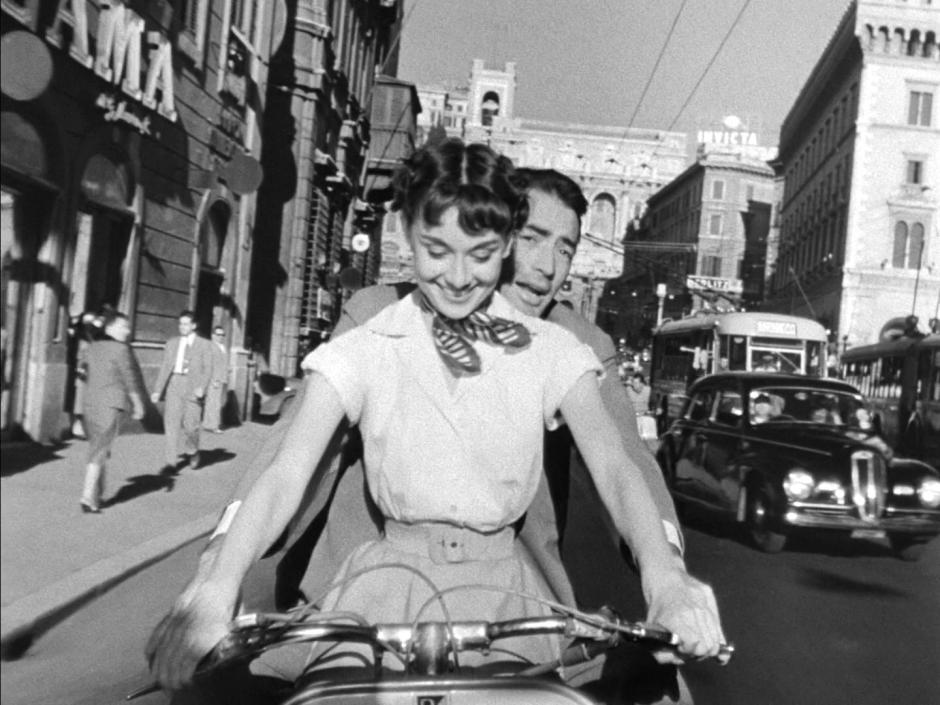 Audrey Hepburn y Gregory Peck en Vespa en el tráiler de Vacaciones en Roma