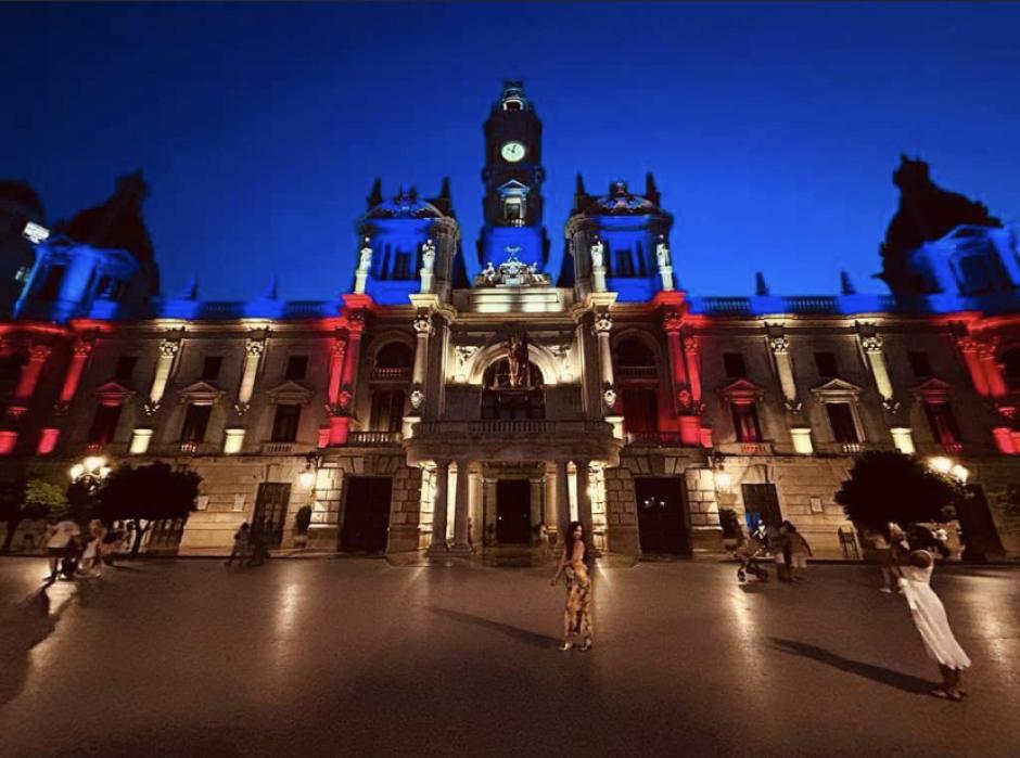 La fachada del Ayuntamiento de Valencia, iluminada con los colores de la Señera regional.