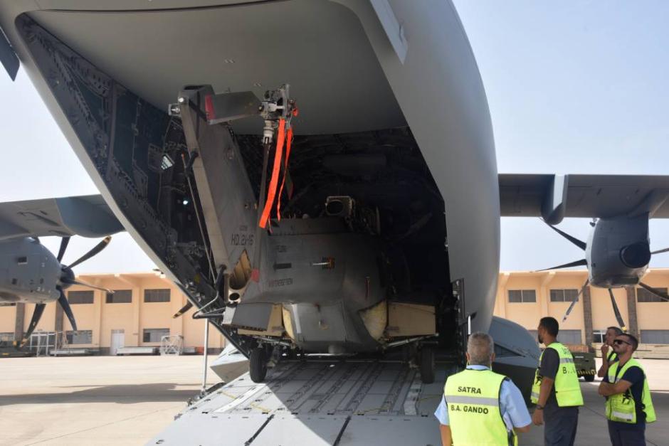 El Super Puma es "engullido" por el A-400M del Ejército del Aire