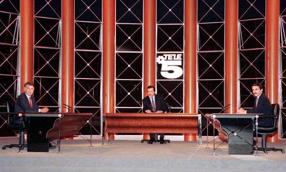 Madrid, 31-5-1993.- Felipe González (i) y José María Aznar, en un momento del debate electoral que mantuvieron en Tele 5 y que estuvo moderado por del director de los servicios informativos de la cadena, Luis Mariñas. EFE/Angel Díaz/rba