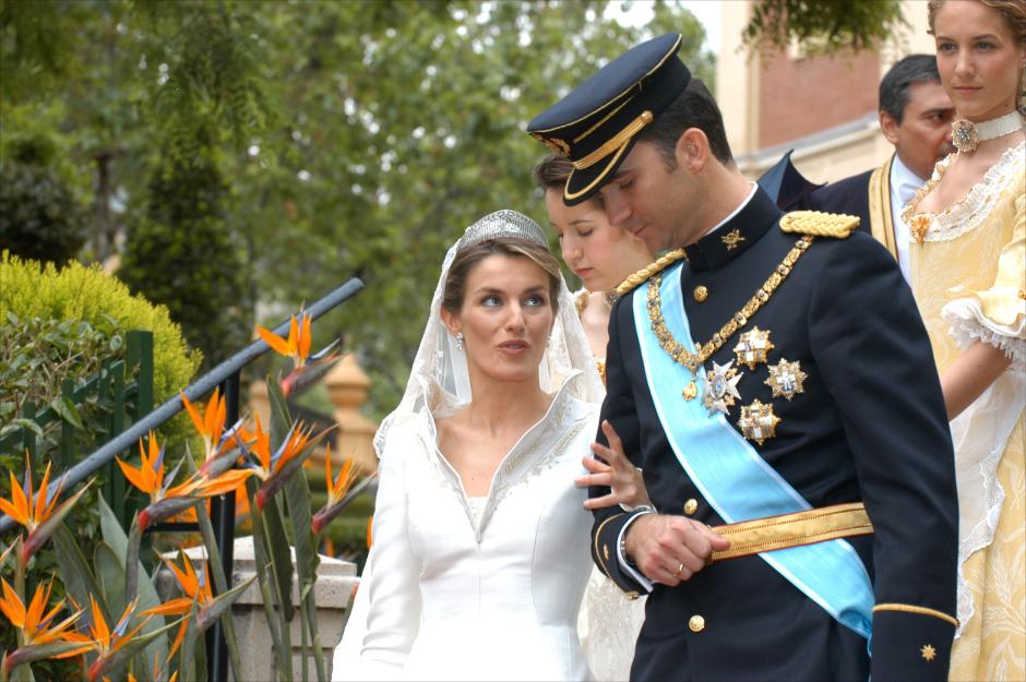 BODA REAL DEL PRINCIPE FELIPE DE BORBON Y DOÑA LETIZIA ORTIZ ROCASOLANO ( CON TIARA ) , PRINCIPES DE ASTURIAS , EN LA CATEDRAL DE LA ALMUDENA . 
VISITA A LA BASILICA DE NUESTRA SEÑORA DE ATOCHA DONDE LA PRINCESA DE ASTURIAS DEPOSITO SU RAMO DE NOVIA
EN LA FOTO LOS PRINCIPES DE ASTURIAS A SU SALIDA DE LA BASILICA . 
©KORPA
22/05/2004
MADRID *** Local Caption *** REAL WEDDING OF THE PRINCIPE FELIPE OF BORBON AND DOÑA LETIZIA ORTIZ ROCASOLANO, PRINCIPES OF ASTURIAS, IN THE CATHEDRAL OF THE ALMUDENA