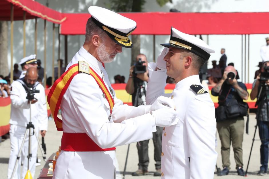 Felipe VI le impone la condecoración y entrega el Real Despacho al número uno del Cuerpo de Infantería de Marina, el sargento José María Ruiz Guerrero