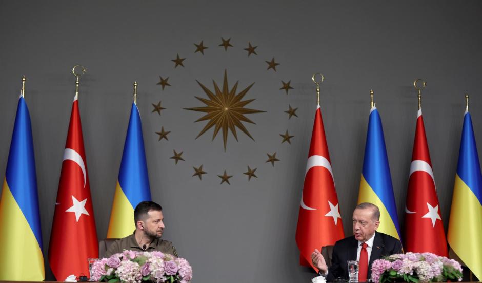Istanbul (Turkey), 07/07/2023.- Turkey's President Recep Tayyip Erdogan (R) and Ukraine's President Volodymyr Zelensky (L) hold a joint press conference following their meeting in Istanbul, Turkey, 07 July 2023. (Turquía, Ucrania, Estanbul) EFE/EPA/TOLGA BOZOGLU