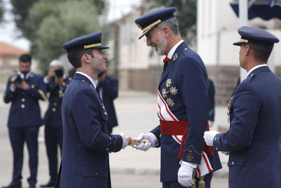 SAN JAVIER (MURCIA).- El rey Felipe VI preside la entrega de Reales Despachos de tenientes correspondiente al curso académico 2022-23 en la Academia General del Aire en San Javier (Murcia) este lunes. EFE/Morell