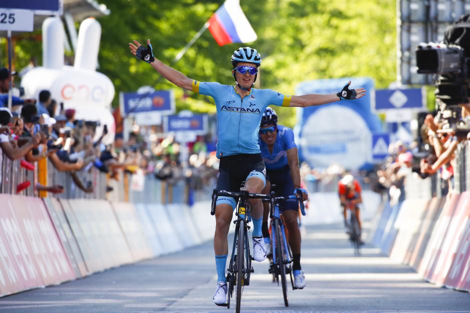 Pello Bilbao celebra su victoria en la 20ª etapa del Giro 2019 por delante de Mikel Landa