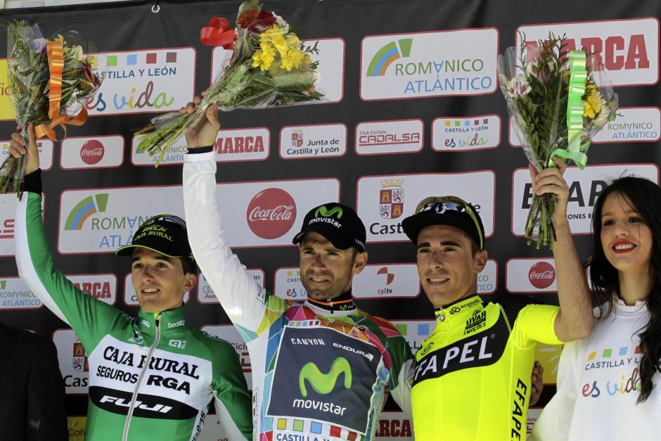 Pello Bilbao, luciendo el maillot de Caja Rural, en el podio de la Vuelta a Castilla y León 2016