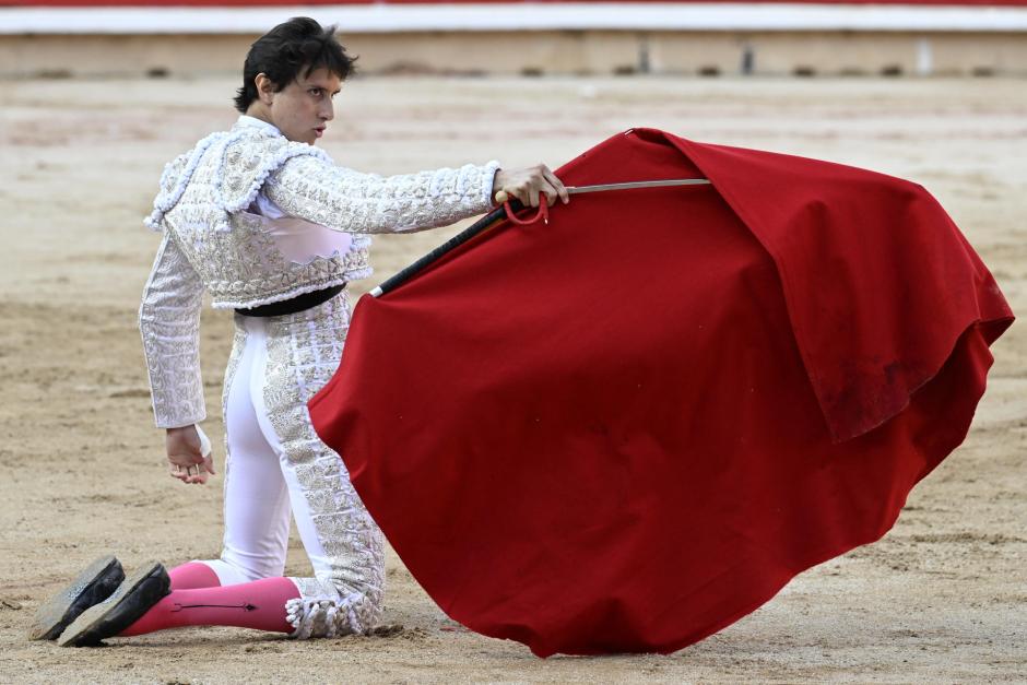 Roca Rey cita de rodillas en Pamplona