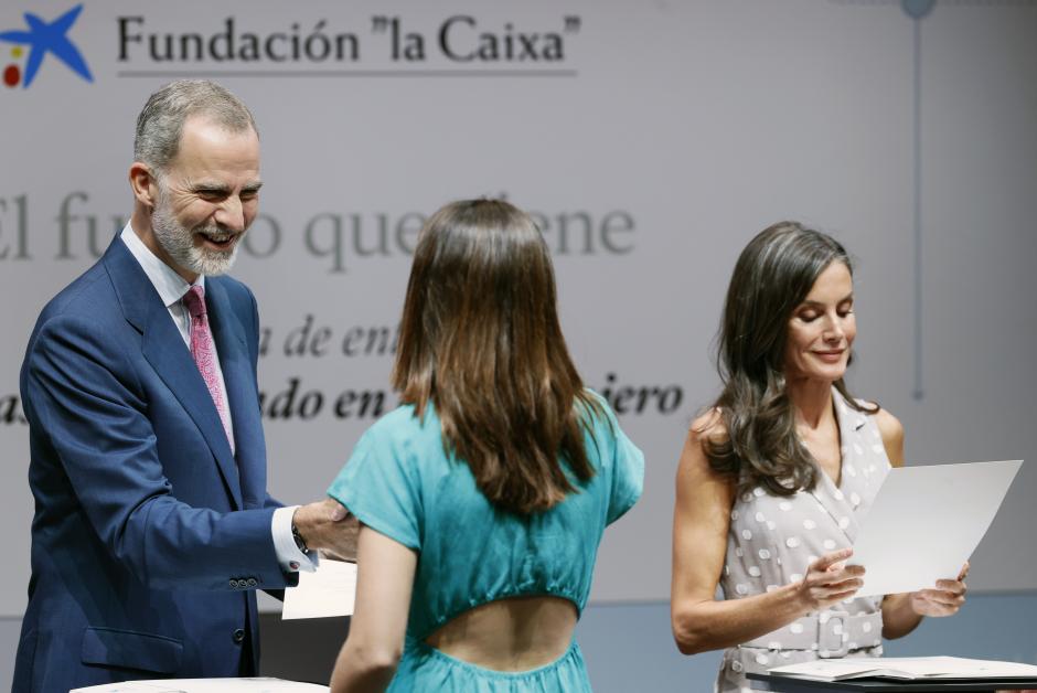 Los reyes Felipe y Letizia durante la ceremonia de entrega de las becas postgrado de la Fundación La Caixa