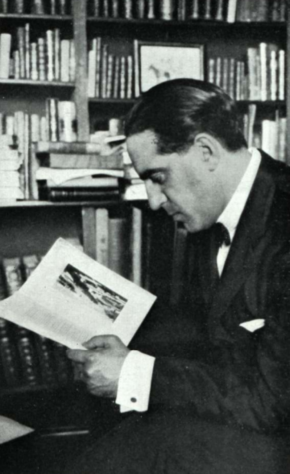 Gregorio Marañón en un rincón de su biblioteca. De la revista Caras y Caretas, 17 de enero de 1931