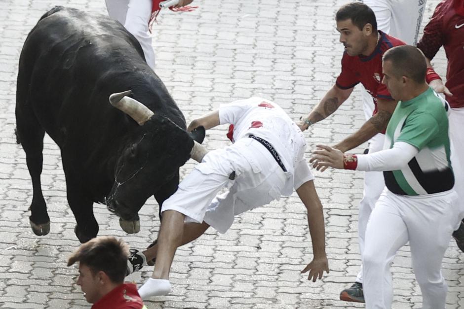 Momento en el que el toro de Victoriano del Río prende a uno de los corredores