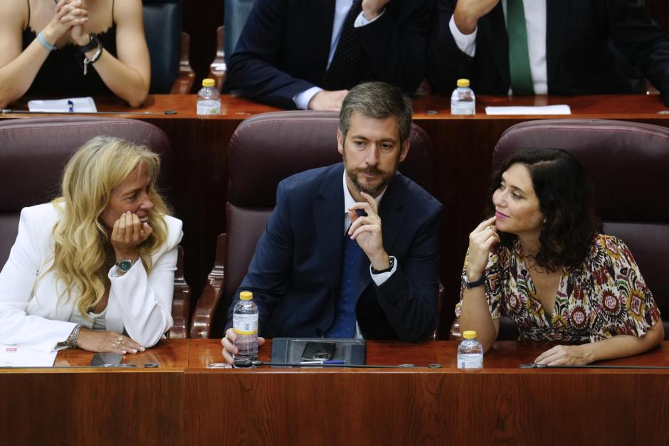 La presidenta de la Comunidad de Madrid, Isabel Díaz Ayuso, y el consejero de Presidencia, Miguel Ángel García Martín